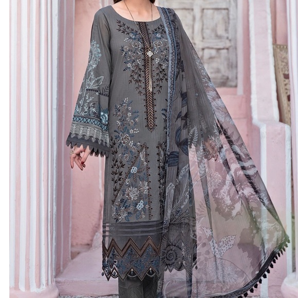 Luxury lawn collection from top Pakistani brand. Size 46 ready to wear. - Picture 8 of 8